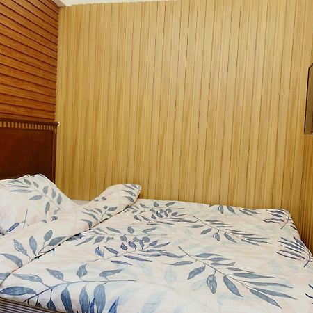 Mingdu Hostel Цзюлун Экстерьер фото